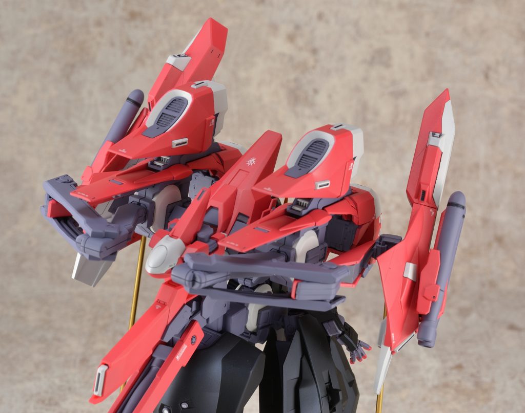 HGのウーンドウォート・ラーは肩に補助パーツを追加してフルドドⅡを保持していますが、可動範囲が大幅に制限されるので背中のブーストポッドを介して接続できるようにしました。背中のブーストポッドは上記の都合もありキットのものを流用するのはやめて新造しています。