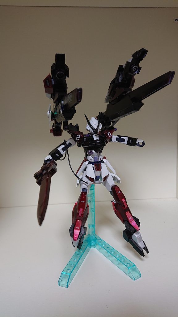 遠距離戦闘用武装    瑠璃色金                      この武装は出力調整次第で連射も可能なレールガンであり、バックパックのブースターとしても稼働できる。また一時的に出力ダウンするが最大までエネルギーを溜めることで高出力のビーム砲を発射することが可能。