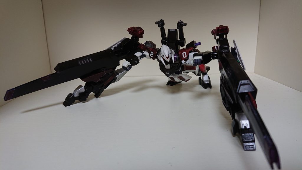 ビーストモード  緋瑠金剛ノ獣                    主に地上戦での戦闘を想定した変形で高い操作性を求められる。戦闘手段としては前足から伸びる瑠璃色金を相手に直接叩き込みゼロ距離でのレールガンや刺突などです。