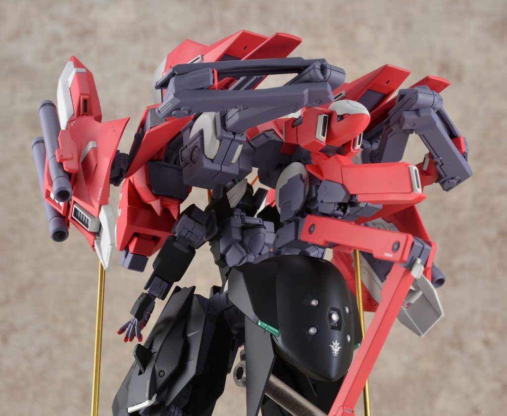 TR-6のドラムフレームに自作のフレームパーツを追加して腰のブーストポッドとアクアハンブラビⅡのドラムフレームを接続できるようにしています。