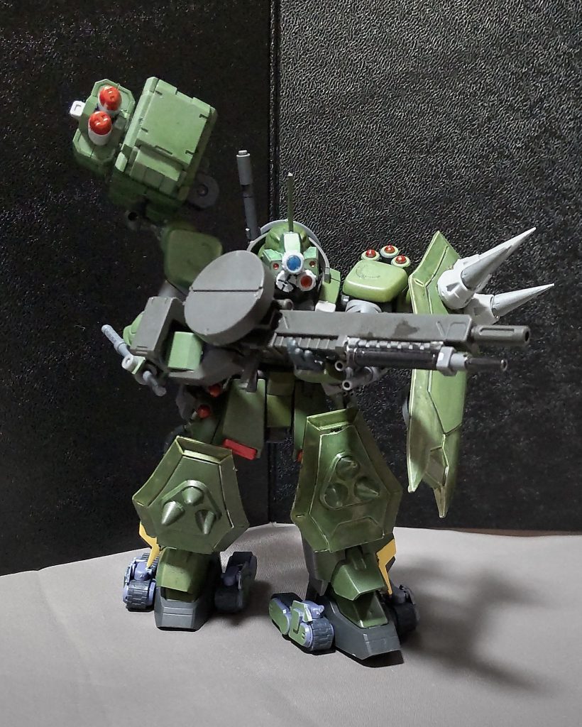 この機体にもアサルト・コンバットは勿論あります。1.ガトリングガンやハンディマシンガンを撃ちながら急速接近2.ショルダーミサイルポッド一斉発射3.トゲ付シールドによるタックルを行いつつ、ニードルショットによる追撃4.怯んだ所で一気に接近し、超至近距離からのヘヴィマシンガンを撃ち込んでフィニッシュ