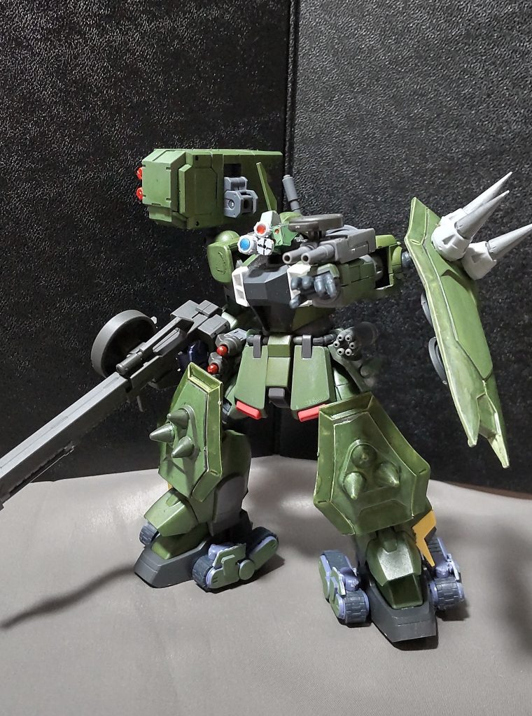 ・ハンディマシンガン左腕に装着された小型のマシンガン。小型とはいえ、威力は十分ある。※これはグレイズのライフルのパーツで作られてます。