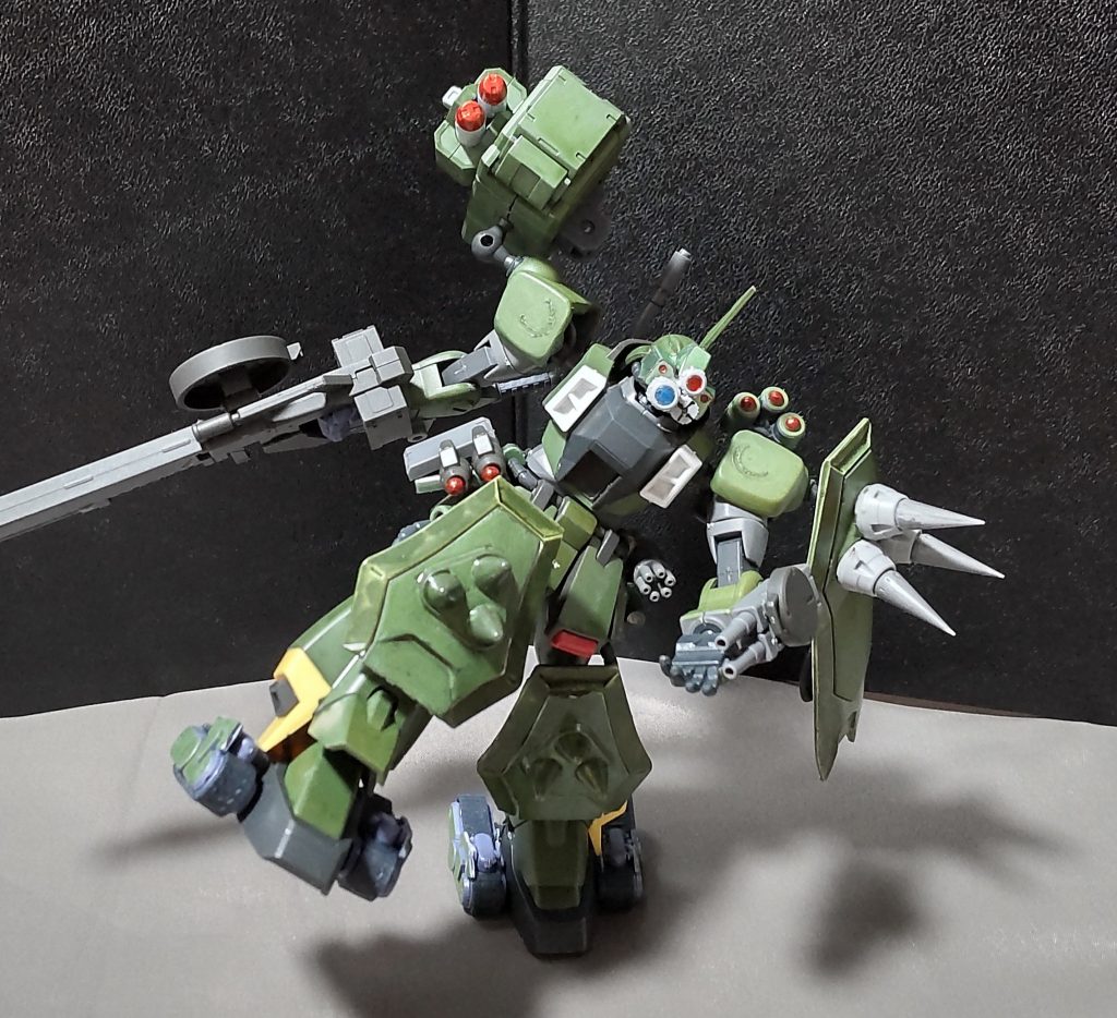 設定上、ターンピックは足裏にあり、上手く利用する事で、写真のように軸足高速旋回を行いつつ、相手にニーシールドを利用したソバットをぶつける事もできますが、これが出来るのは特殊部隊の中でも一部の隊員だけらしい。