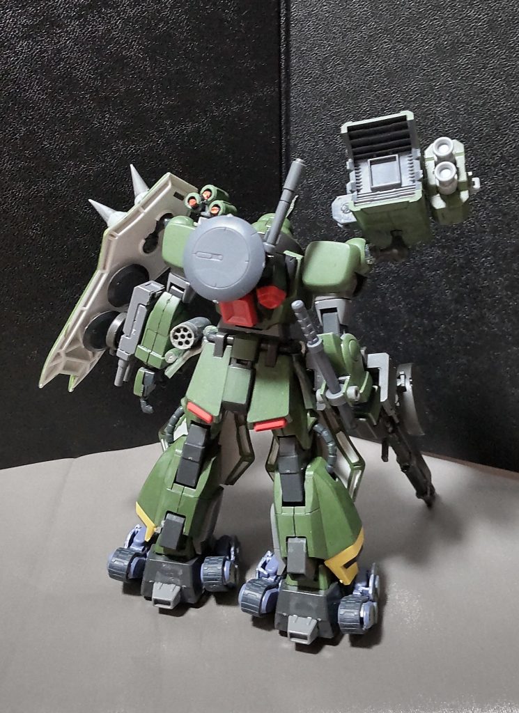 リアビューバックパック(ウィザードシステム)として、ドムトルーパーのイージーウィザードを装備し、レドームも追加しました。※他のウィザードでもいいのですが、可動域に干渉しますので却下しました。装備していませんが、腰部にビーム突撃銃をセットするのも勿論可能です。