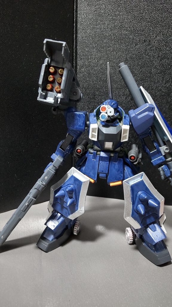 ・ショルダーミサイルポッドスコープザクシリーズなら右肩に基本装備するミサイルポッド。誘導式なので命中精度は高め。撃ち尽くした後はデッドウェイトになる為、パージされる。この機体の場合は、接近戦メインに運用するので、代わりにシールドを装備するのが基本となっている。