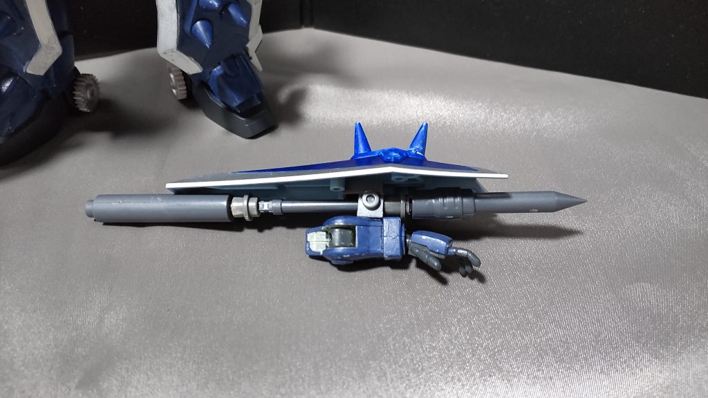 構造については非常に単純で、中央にある細長い棒がスライドし、杭が撃ち出されているように見えるようになります。