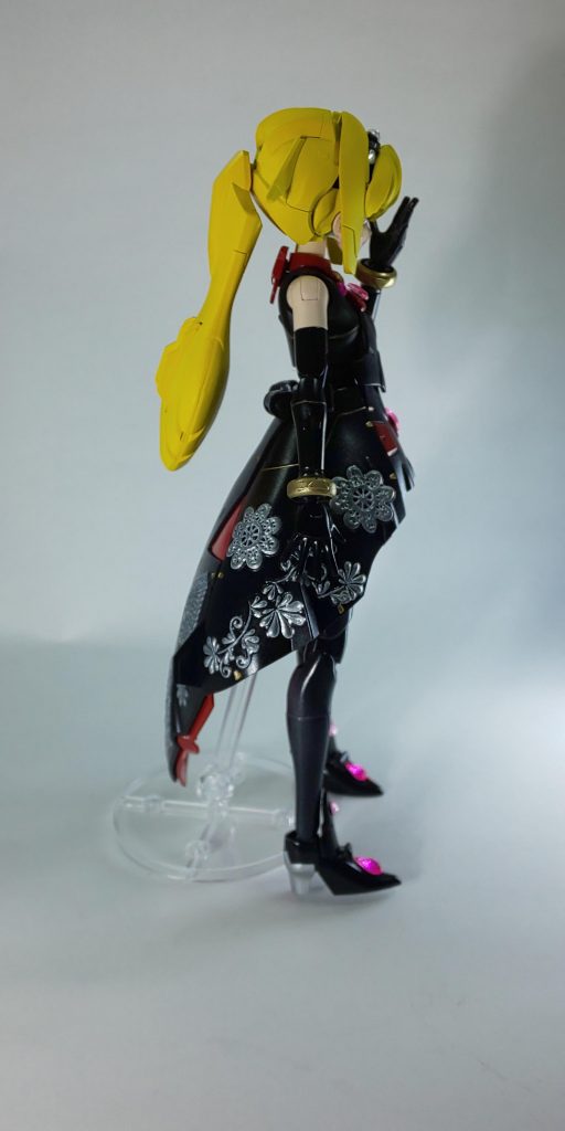 スカートのデコレーションは左右非対称に。