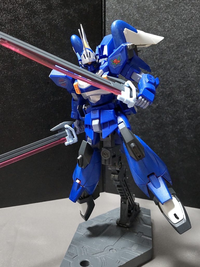 ・ビーム重斬刀「オートクレール」ディープアームズの時は出力が控えめなレーザーだったが、改良によりビーム刃を展開できるようになった。ソードインパルスガンダムの対艦刀「エクスカリバー」が参考になったらしい。