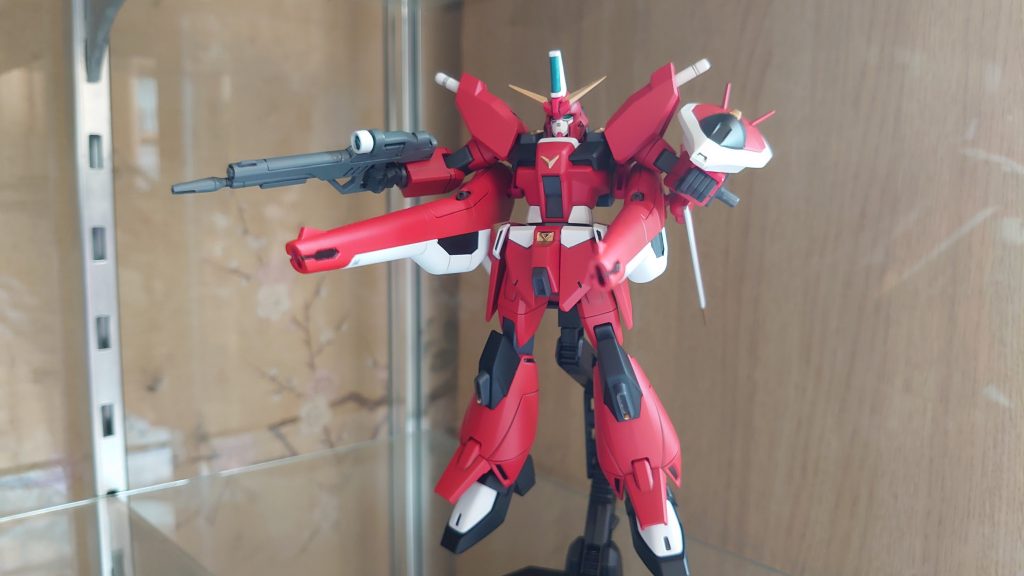 ビーム砲もかなり自由に角度をつけられるようになりました。肩の可動が広がると色んなポーズがつけられますね。