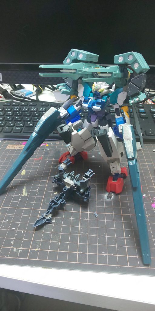 クロウに続いて赤の王様モチーフのガンプラです。元のアーマーとしては共通部分がメインで、HWSはスカイのものにコトブキヤのミサイルポッドを追加。胸部は元のにザラキエルの物を追加。腕部は00のツインドライヴにラファエルのキャノン、ノーネイムのブレードドラグーンを組み合わせて使用。脚部はヴィートルーにセラヴィーの足を被せ、足にはオーガ刃-Xを使用。