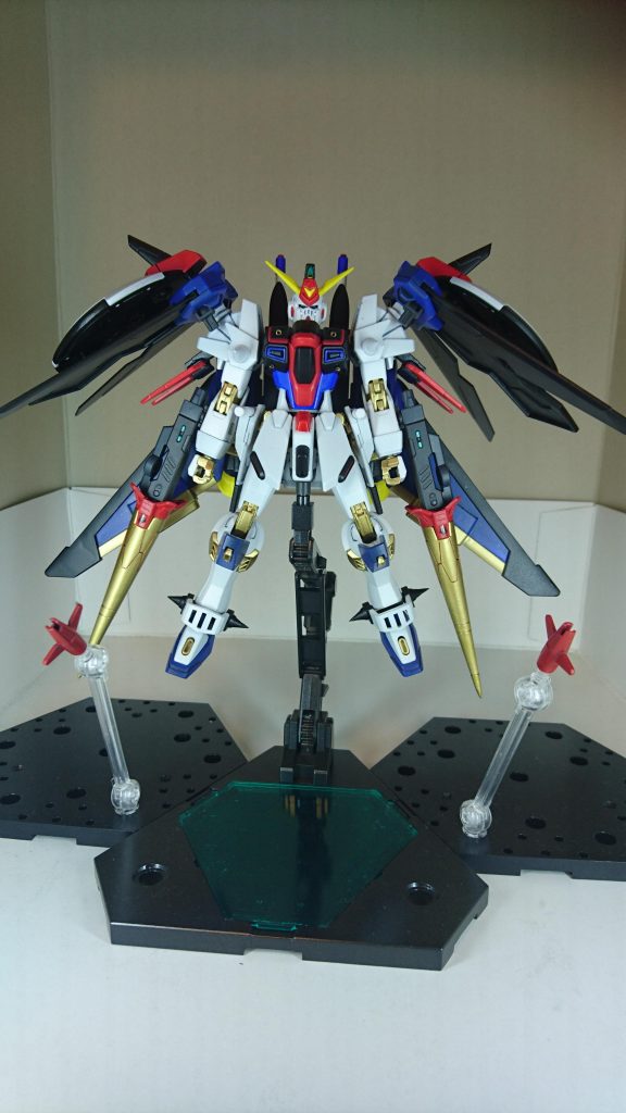 想いだけでも、力だけでも駄目なら圧倒的に為るまでよ‼️とストライクフリーダムガンダムをイメージし塗装し、インジャスティスウェポンズを2個使い、シールドにゲシュマイディヒパンツァーを施し鉄血のオルフェンズのダインスレイブを武装に落とし込んだりと色々と設定を盛り込みながら作りました。