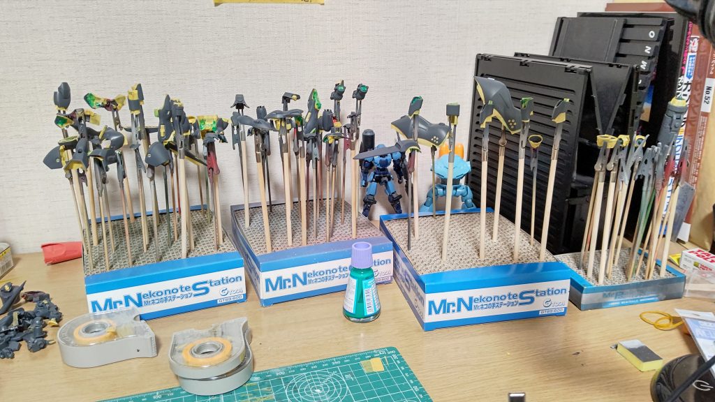 パーツの色がピンクとブルーなので1度殆どのパーツをグレーに塗っています。めちゃめちゃ時間かかった