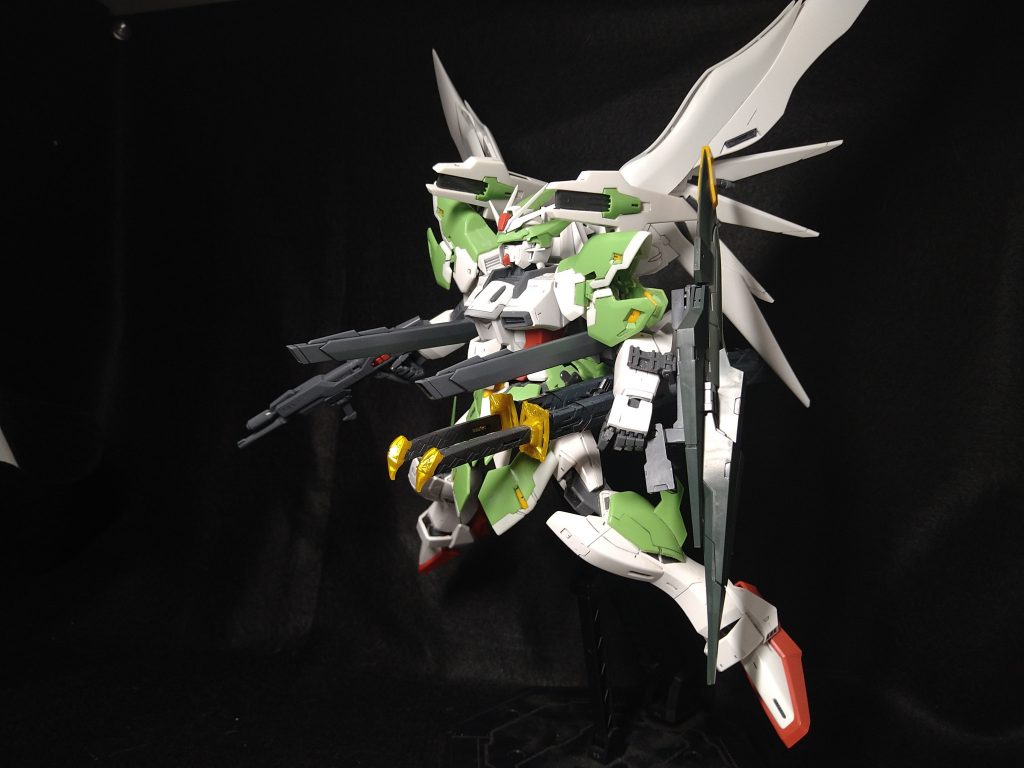 背面のキャノンと肩部キャノンの同時発射形態高火力で敵を一掃する