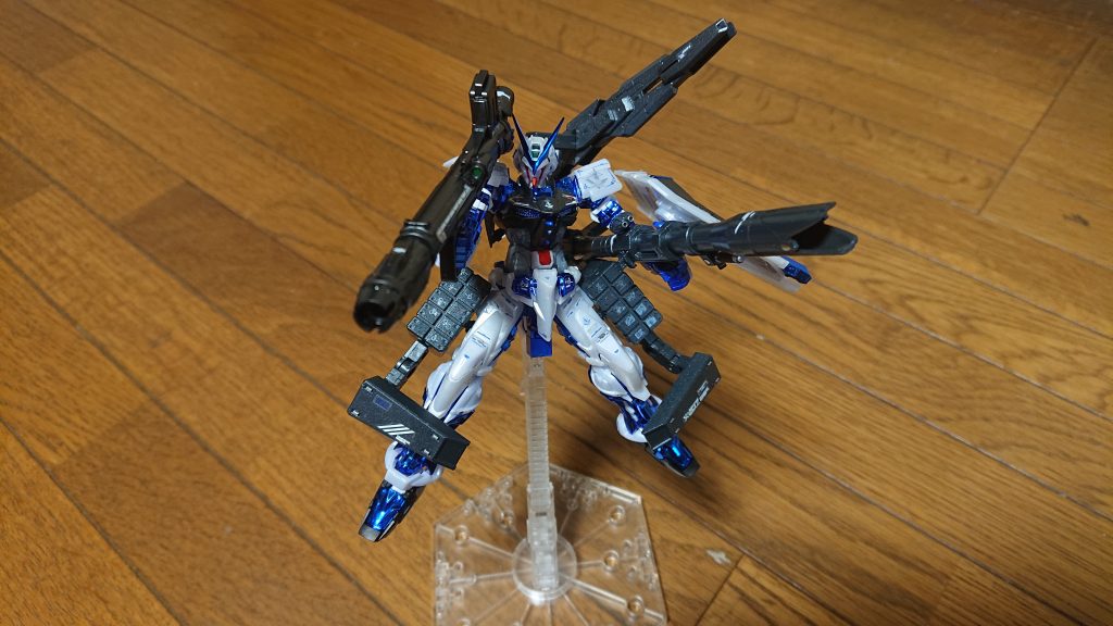 背部キャノン展開とストライクバズーカの構え。ストライクバズーカは一応持てますが保持力があんまりなかったので普段は機体のお尻につけてます