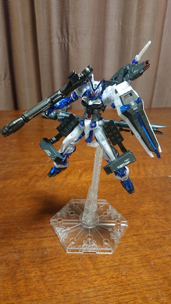 キャノンの背部にミサイル的な設定です両足太腿にはミサイルとなんかこう、フレキシブルな装甲っぽい奴です