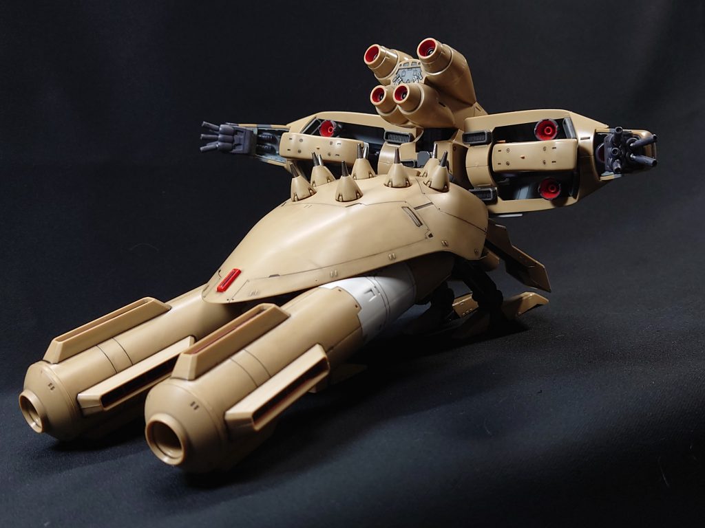 バーニアの向きがほぼ推力になる形態。この機体も、戦況や運用次第ではかなり活躍できたはず。MAってわりと不遇な運命を辿っているよね。