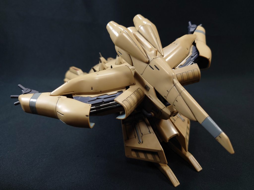 この肩アーマーの謎展開ギミックは好きです。MA形態の高速機動モードとしてアレンジ。