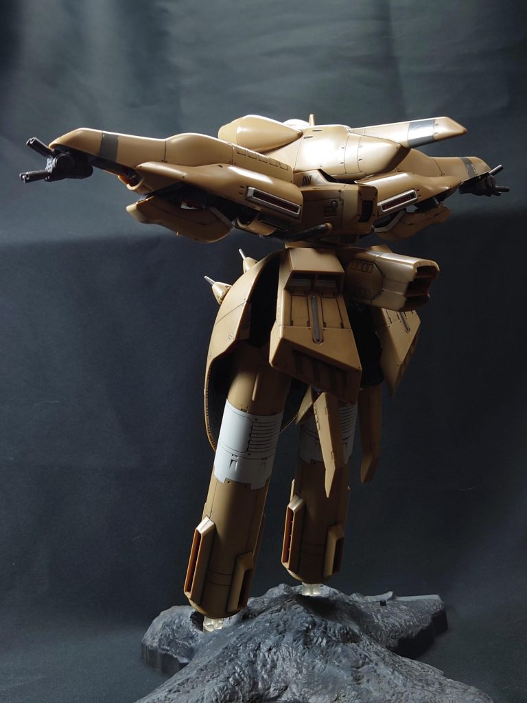 輸送形態。台座はアクシズ風でシブい。