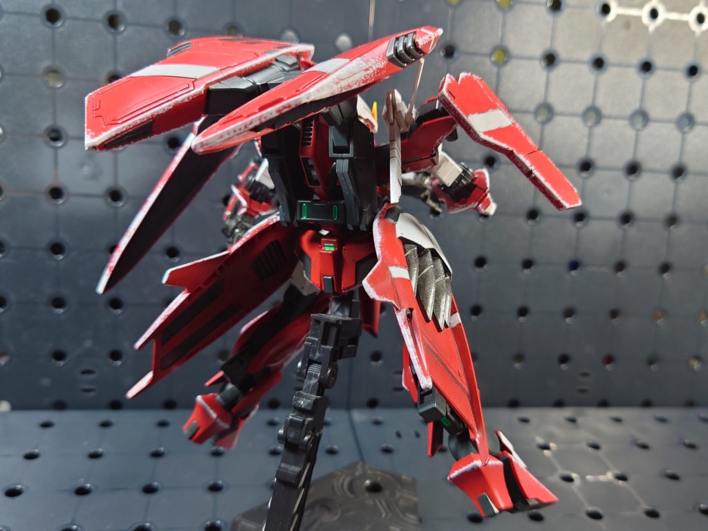 背中と腰にメインスラスターが装備されているので、かなりのヘビー級な見た目になりました。