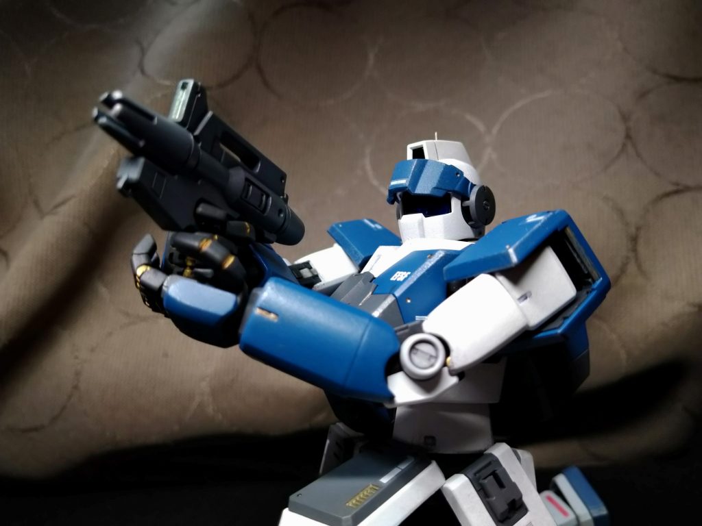 キットのバイザーパーツは無くしてしましたので、フェネクスのサイコフレームのランナータグで…。デカールはガンダムのあまりやらイロイロ。スナイパーライフルやその他のものは只今準備中です。