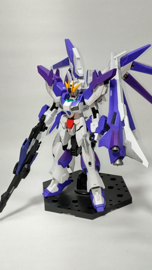 メテオーロニューガンダムコアガンダムとハイニューアーマーがドッキングして完成するガンダムメイン武装はフィンファンネルとハイパーメガバズーカランチャーモチーフのハイパービームランチャー名前はスペイン語の流れ星「meteoro」から取っています。