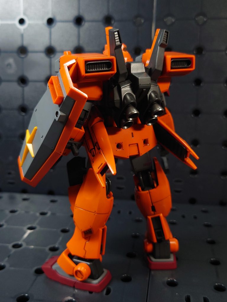 肩のミサイルポッドの背面は、排気フィンのモールドでしかも左右共通パーツだったので自分としてはいまいちでした。なので四角穴は排気、楕円ノズルはスラスターのハイブリッド式にしました。