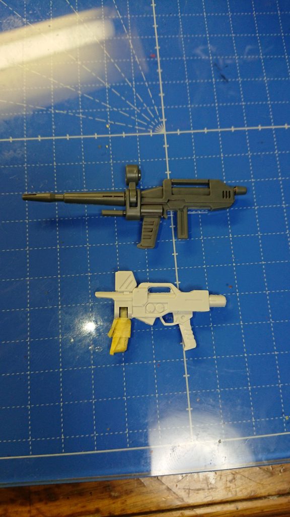 ライトパッケージ版をこの塗装変えに供用した為、ライフルとシールドは手持ちのパーツを加工して使っています。今回、キャスバル専用ガンダムに持たせたライフルはHGUC「ブルーディスティニー3号機」に同梱されていた物を加工したもの。連邦軍系のMSは早くから高度に規格化されている以上、量産仕様のビームライフルも問題なく運用できると踏んでの採用です。