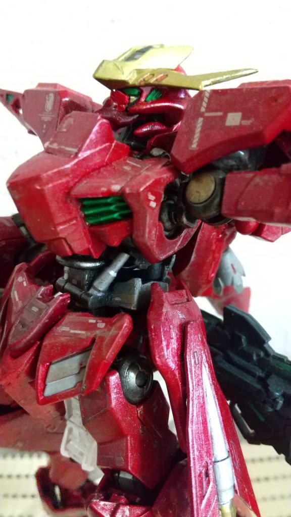 腹部は、ルプスレクスのガンダムフレームですが、そのままだとシルエットが頼りなかったので、ジャンクパーツとプラ板で腹部を形成し、中に針金を通し動力パイプを表現しています。 