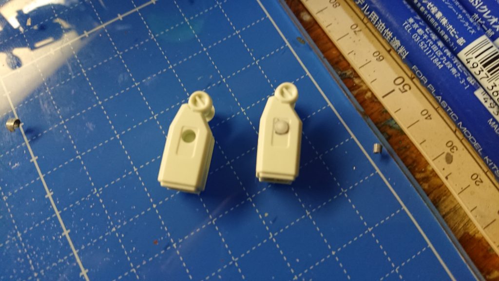 前腕部には制作上の都合からか、完成時に内側になる部分にも取り付け穴が開いています。今回はプラ棒を差し込んで埋めていますが、フルアーマー化する時には役に立ちそうです。