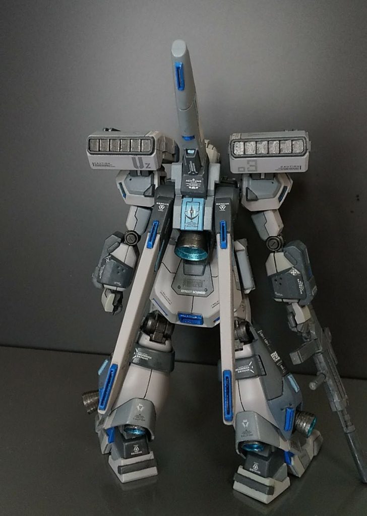 粗が目立ちますが、合わせ目消しも挑戦。シリーズで3機作る予定でトライスターと03のデカールを。