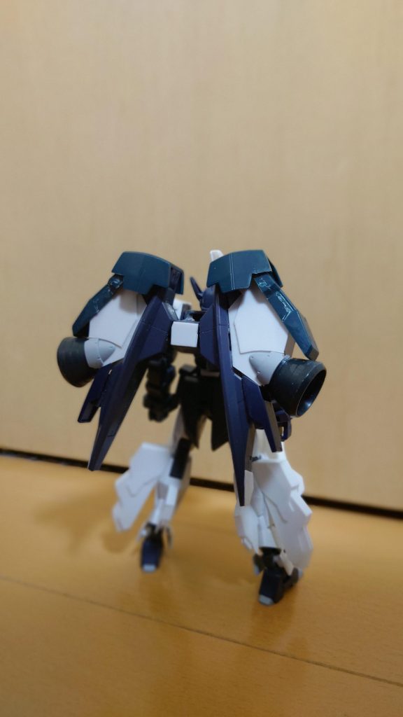 バックパックはいろいろあったんですが最終的にセラヴィーⅡの装甲に落ち着きました。この時点では部分塗装を考えていたのですが……