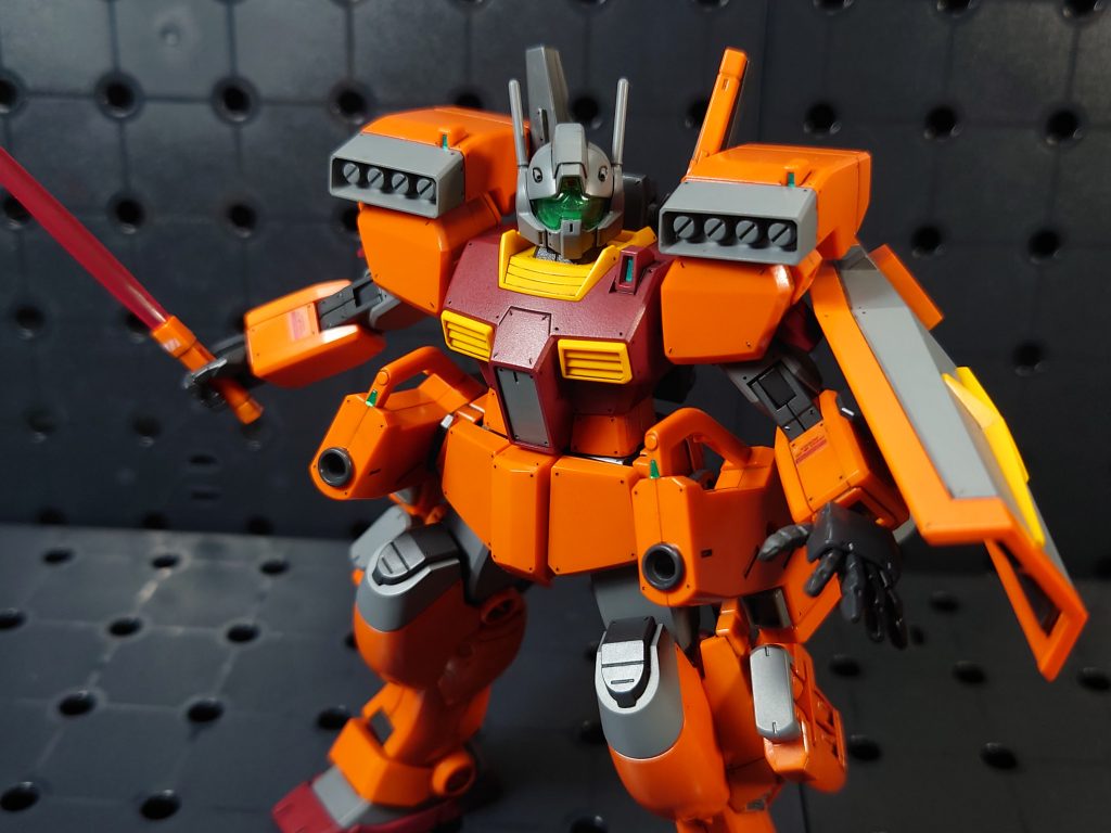 カラーリングは最初はマラサイを意識してなかったのですが、ビームマスターをベースにブラウンをレッドに置き換えて、ジム系らしくホワイトも入れてみようとパワードジムをイメージしてみたら、なぜかマラサイの配色ぽいかんじになってましたね。