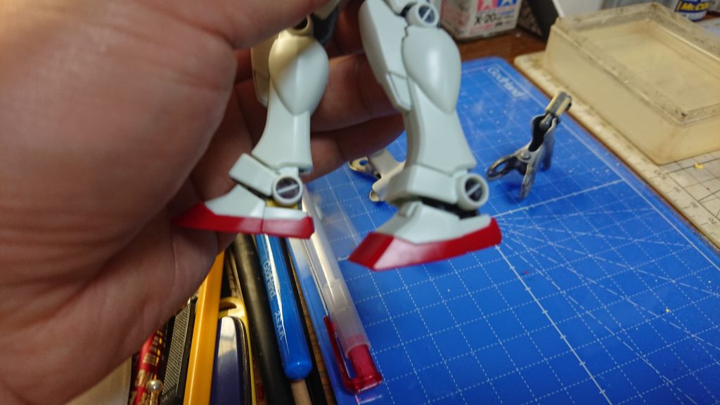 関節パーツの空隙はポリパテで埋めています。写真は仮合わせした時の物。写真左側の踝の辺り、ポリパテの色(=空隙を埋めた跡)が見えているのですが、実際に動かしてみると意外と「見える」箇所であると判る筈。いいポーズがキマるからこそ、こういう事に挑戦したくなる訳で…