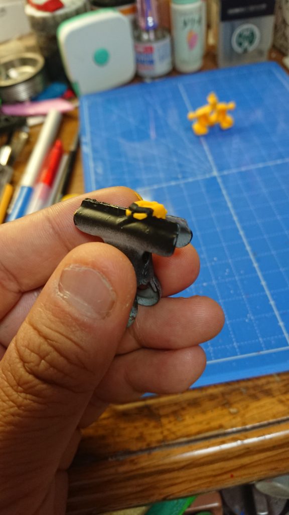 EGガンダムは陰影のみでアイラインを再現できる様に設計されています。そのアイラインをより強調したい場合、カメラアイの周辺を黒く塗ってやるとイイ感じになります。ボクは立体的な構造のカメラアイ周りを黒く塗って対応。