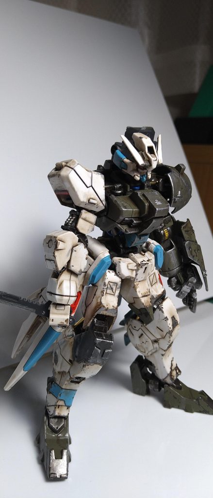 原作を見れておらず、何もわからずでしたので、自分が好きな色で塗装を行いました。イメージとしてはゲリラ戦でメンテナンス不足の中、泥臭く戦い続ける機体を想定してみました。