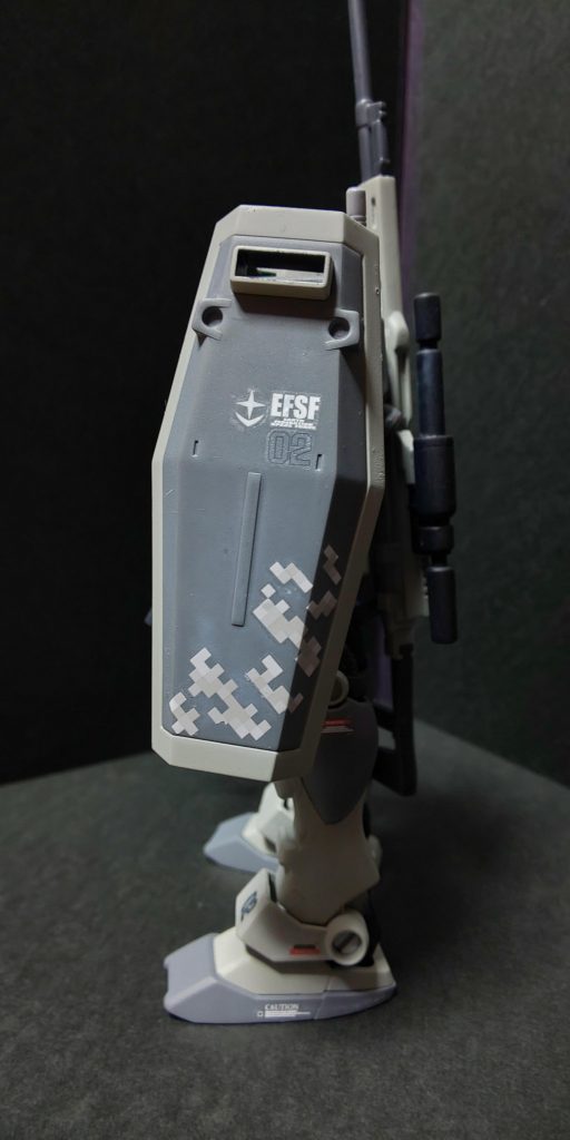 寒冷地で赤は目立つだろうなぁとシールド色変更。少々寂しかったので、一部迷彩デカールを。