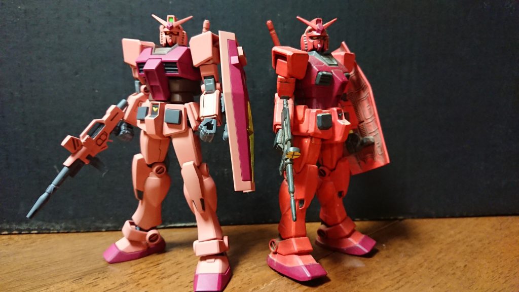 FGの塗装変えで作ったキャスバル専用ガンダムとの比較。と言っても、キットの特性も、製作した時期も、色材も違う以上、単純な比較はできないのですが。一応、FGは旧版ガンダムカラー「FGシャアザク用」メインで、EGは現行版ガンダムカラーをメインに置いて塗装しています。