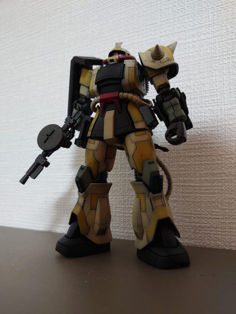 スジボリと黒立ち上げで塗り分け。流用パーツと新規パーツで密度が違うのが気になったので下半身を中心にスジボリ追加。黄色と緑と2色ずつ。