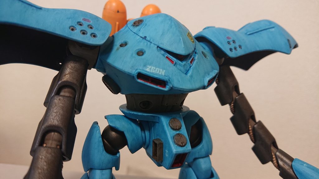 サビ表現を行う前の状態。半光沢クリアーを吹いた後、まずはウェザリングカラーのブルーでフィルタリングを行い水垢が着いた感じを表現しました。