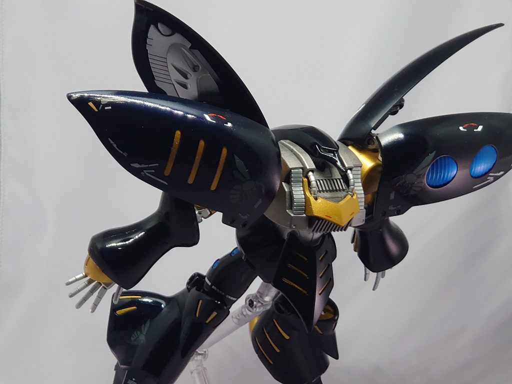 メインカラーに合わせたゴールドはより発色のよい明るいゴールドに、シルバーは光の当たり具合を考慮し、面積の大きい部分は暗めに。小さな部分やバインダー裏などには明るいシルバーに。と二色使いしました。