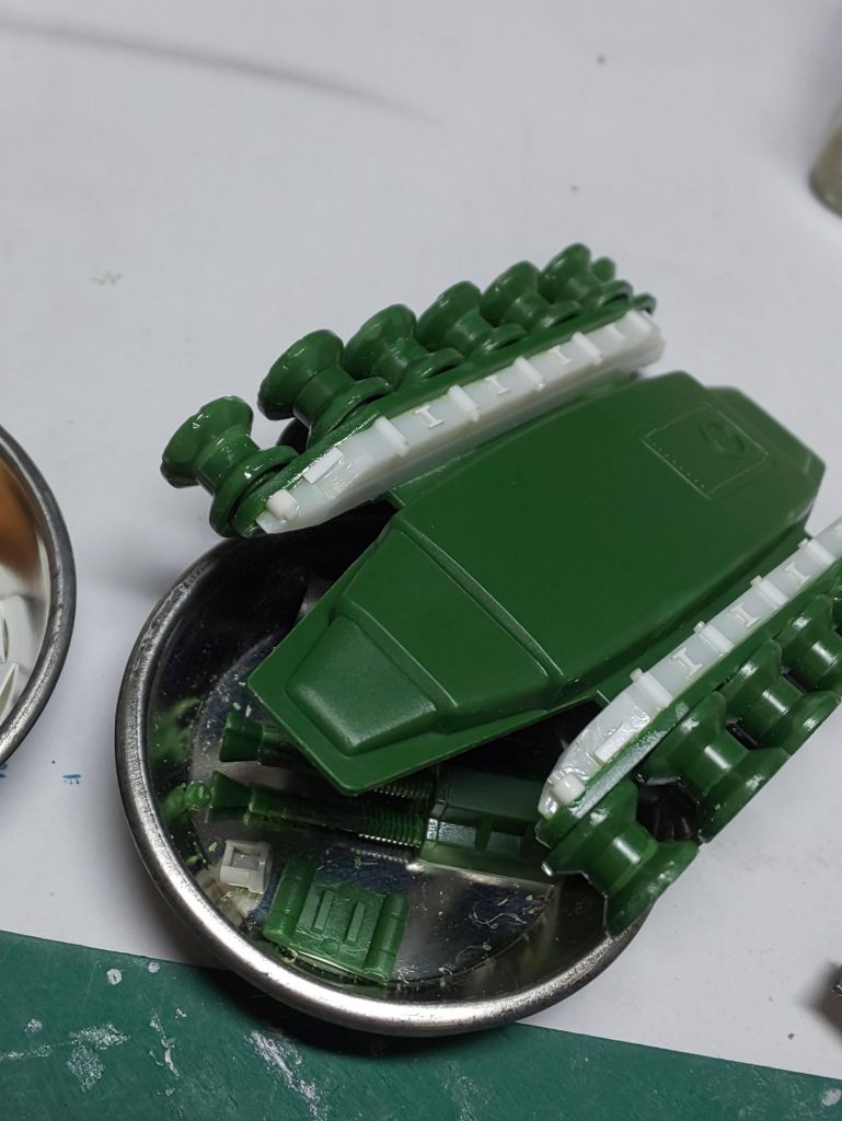 長すぎると感じたスカート下端を切り開きまっすぐな美脚をあらわにさせた。その脚の根本の複雑で淫美な秘部の隙間にロートルの白いもの(プラ材)で埋め尽くしていく。