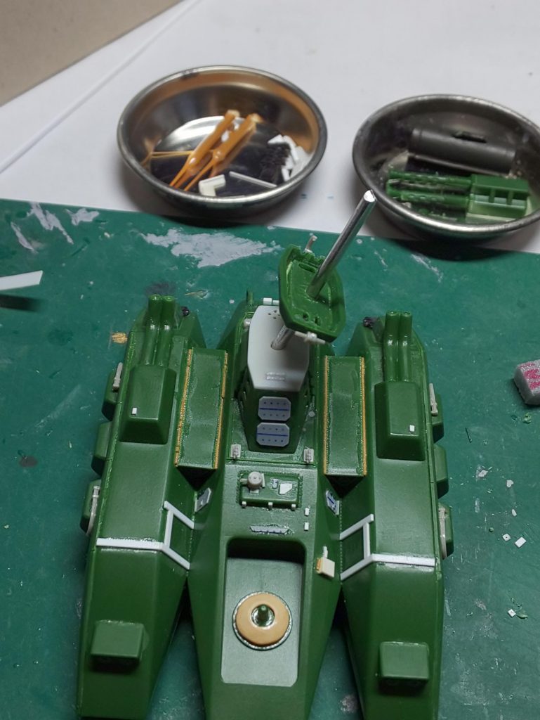 彼女のウィークポイントを愛でながら ロートルは合体に及び始める。穴に棒を差し込む。簡潔な言葉にすれば なんとも味気なく低俗な聴こえになるが、この行為こそがマゼラとの最大のイベントでありまた、二人の時間の結晶でもあるのだ。ロートルは、鈍色に妖しく輝く硬棒をマゼラに挿入していく。かすかに甲高い吐息が聞こえた気がしたが、構わず欲を優先させる。キャ…今度は はっきりと喘ぎが漏れた。どうやら径が合わないようだ。ロートルは一度 それを引抜く。小さな喘ぎが断続的に漏れた。別の棒(ヤスリ)で彼女を穿ち、再挿入する。今度は申し合わせたかのようなフィット感だった。彼女も落ち着き、快楽の物理干渉に身を委ねてくれている。