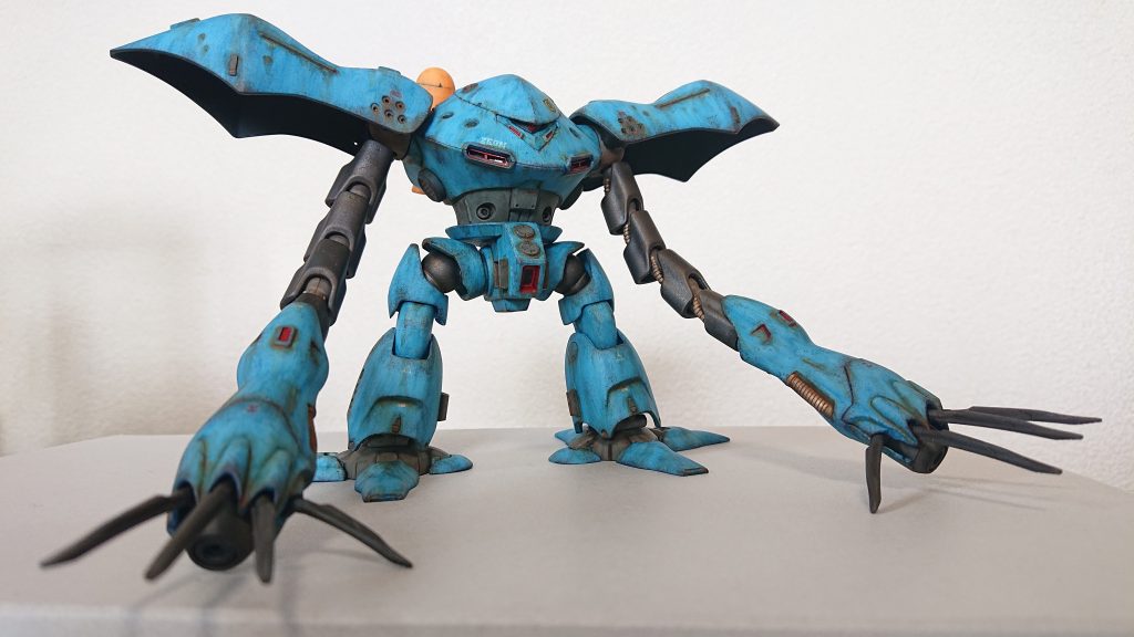 腕部はガンメタルで塗装しています。ディテールアップためのパーツを肩アーマー部、胸部の側面、腰部、脚部にさりげなく取り付けています。