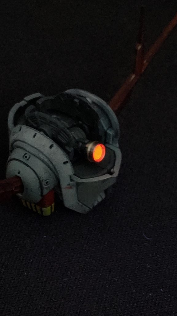 蛍光塗料で塗装しているので光ます