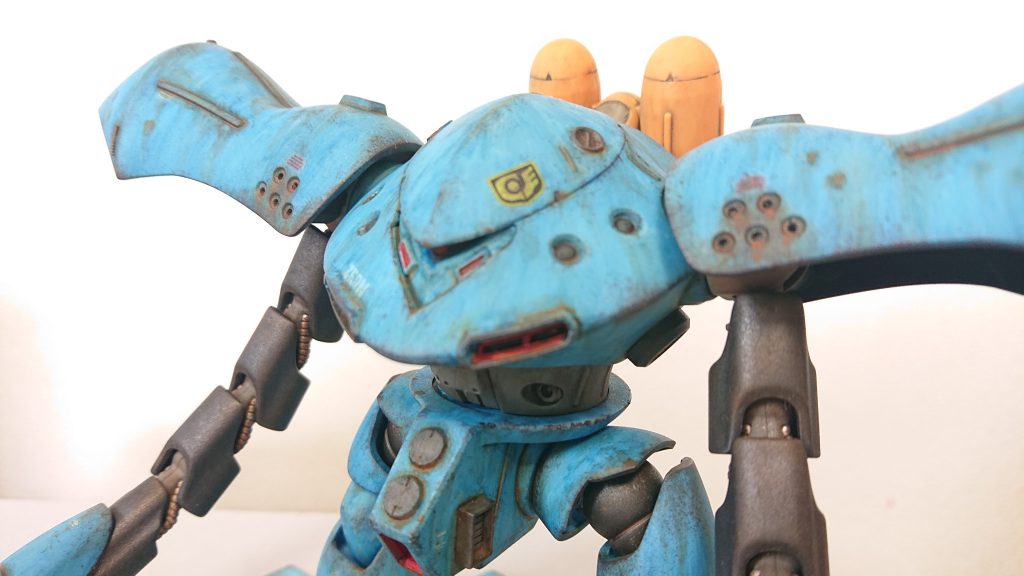 ウェザリングカラーのブラウンとオレンジでサビた感じを表現しました。