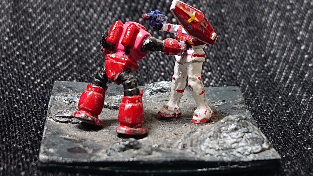 約40年前はガンプラの大ブームでどこのお店に行ってもキットが売り切れでした。だから、子供なりに手元にあるモノで楽しみ方を必死に模索した結果がこのジオラマになったと思います。