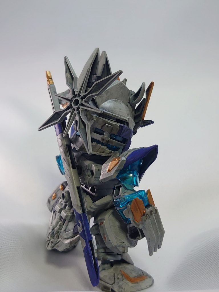 後ろ姿全ての塗料を重ねて塗るといったシタデルの塗装法とSDの塗り分けはマッチするのでは…と思ったところから始まりましたが、まあはみ出すわ筆ムラがひどいわと…。初回にやるにはハードルが高かったようです。