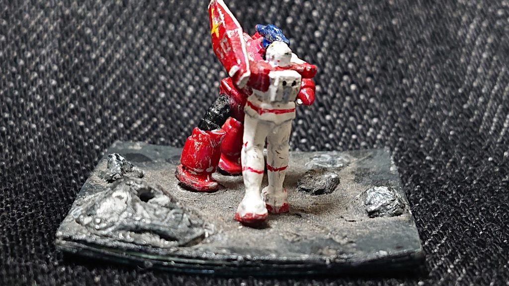 ベースはプラ板を二枚貼り合わせて、地上表面はタミヤのパテで作っています。