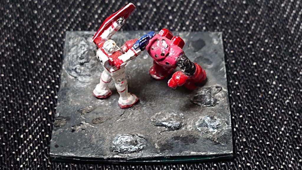 作業はとても細かかったのですが、どうにか頑張って、マーキングは手書きで、シルバーでウェザリングもしています。よく見るとズゴックとジムの足跡もついています。