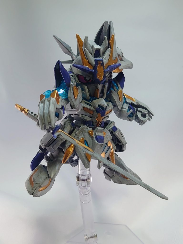 付属シールを見るに、複雑な炎の模様を各種にするようでしたが、難しいことは考えず、左右対象の塗り分けをしました。狐の面や刀の柄の炎模様などのモールドされている部分のみの塗り分けになります。